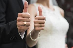 aliança de casamento de ouro foto