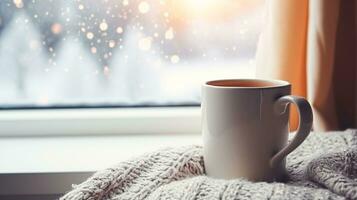 inverno feriados, calma e acolhedor lar, copo do chá ou café caneca e tricotado cobertor perto janela dentro a Inglês campo cabana, feriado atmosfera foto