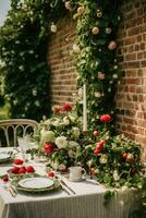 país paisagem de mesa, formal jantar mesa contexto, mesa escapar com morango decoração para Casamento festa e feriado evento celebração, generativo ai foto