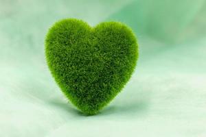 a forma do coração da grama verde é sobre fundo verde foto