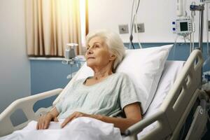 envelhecido fêmea paciente dormindo em cama dentro hospital ala. generativo ai foto
