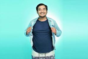 retrato de um homem asiático vestindo uma jaqueta de tecido do novo estilo com um grande sorriso foto