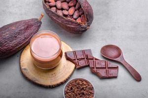 bebida de chocolate quente com cacau em caneca de vidro foto