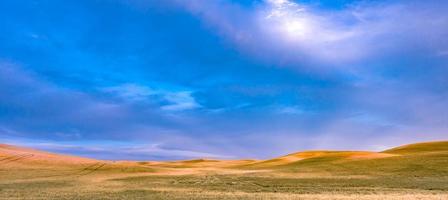 colinas onduladas e terras agrícolas em palouse washington foto