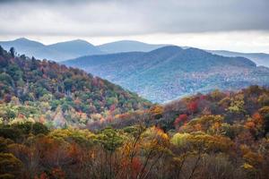 cume azul e montanhas esfumaçadas mudando de cor no outono