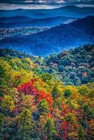 cume azul e montanhas esfumaçadas mudando de cor no outono foto