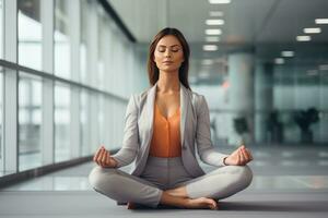 mulheres meditando de ela mesma dentro a esvaziar escritório ioga saúde e bem estar ai generativo foto