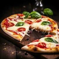 uma fatia do italiano pizza com mozzarella queijo crocantes em a mesa foto