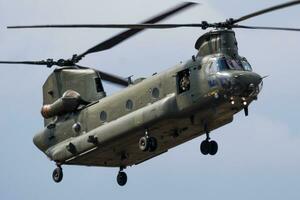 sem título militares helicóptero às ar base. ar força e exército voar transporte. aviação e helicóptero. transporte e transporte aéreo. militares indústria. mosca e vôo. foto