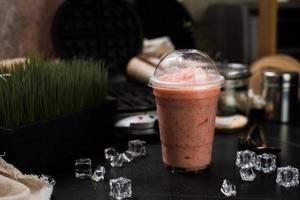 smoothie de frutas vermelhas na mesa preta foto