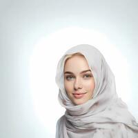 uma retrato do jovem sorridente muçulmano mulher vestindo hijab dentro uma profissional estúdio. promovendo para hijab produtos e cuidados com a pele. foto