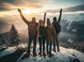 amizade grupo caminhando juntos com braços acima em Nevado montanha Rocha foto