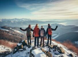 amizade grupo caminhando juntos com braços acima em Nevado montanha Rocha foto