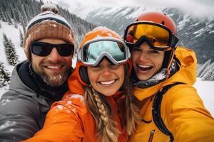 dentro Nevado clima inverno esquiar estação snowboarders feliz para selfies inverno foto