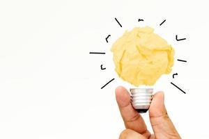 criatividade inspiração, ideias e conceitos de inovação com lâmpada e bola amassada de papel. foto