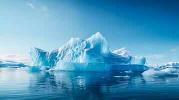 deslumbrante iceberg formação dentro ártico mar isolado em uma azul gradiente fundo foto