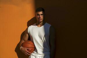bonito homem com basquetebol em moda estilo fundo foto