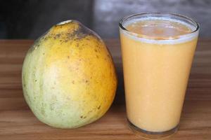 caldo de maçã com suco de madeira madura foto