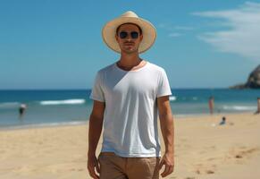 ai generativo costas Visão jovem turista homem dentro verão vestir e chapéu em pé em lindo arenoso de praia. desfrutando. foto