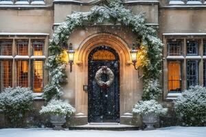 Natal feriado, país chalé e nevando inverno, guirlanda decoração em uma porta, alegre Natal e feliz feriados desejos, generativo ai foto