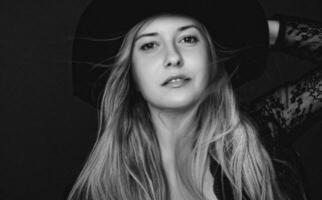 lindo Loiras mulher vestindo uma chapéu, artístico filme retrato dentro Preto e branco para moda campanha e beleza marca foto