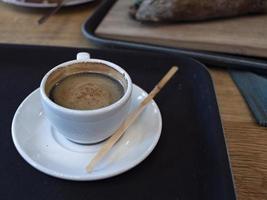 uma xícara de café na mesa. café da manhã no café foto