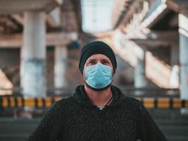 retrato de um homem com uma máscara médica foto