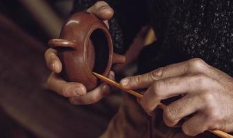 oleiro faz um bule de chá chinês tradicional