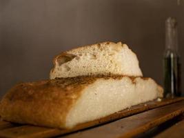 ciabatta numa superfície de madeira. pão italiano. stirato. focaccia foto