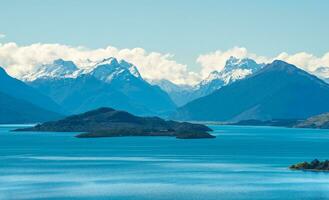 Visão a partir de a cabeça do lago wakatipu a terceiro maior lago dentro Novo zelândia. foto