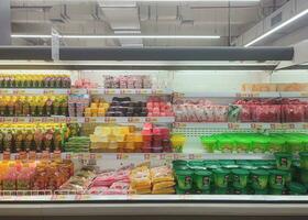 só, Indonésia - fevereiro, 2023 - exibição prateleira para enlatado bebida produtos dentro supermercados foto