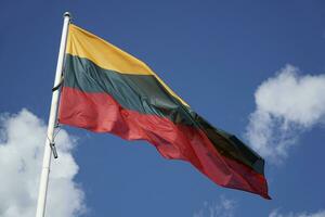 têxtil bandeira do Lituânia e azul céu foto