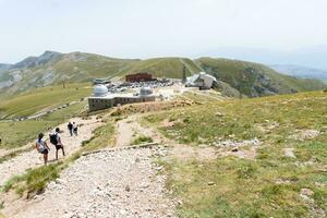 bussi sul tirino, itália-agosto 10, 2021-astronômico observatório do Abruzzo em campo imperatore durante uma nublado dia foto