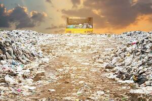 lixo despejo pilha dentro Lixo despejo ou aterro sanitário, caminhão é dumping a gabagem a partir de municipal, poluição conceito foto