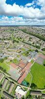 aéreo vertical panorâmico Visão do norte luton cidade residencial Estado do Inglaterra ótimo Grã-Bretanha Reino Unido. a Alto ângulo cenas estava capturado com drones Câmera em agosto 15, 2023 foto