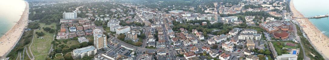 aéreo panorâmico Visão do britânico turista atração às mar Visão do bournemouth cidade do Inglaterra ótimo Grã-Bretanha Reino Unido. Alto ângulo imagem capturado com drones Câmera em setembro 9º, 2023 durante pôr do sol foto