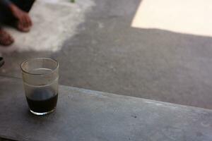 Preto café com transparente vidro copo. foto