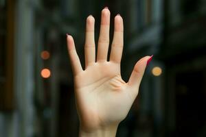 a fêmea mão faz uma Pare placa gesto semelhante a uma vermelho luz ai gerado foto