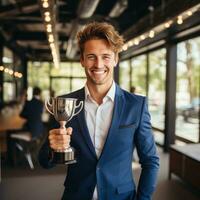 sucesso homem de negocios segurando troféu com radiante sorrir foto