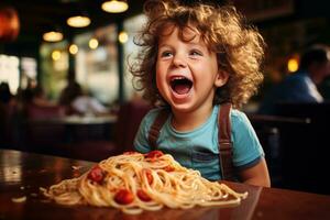 alegre criança pequena devorando espaguete às uma acolhedor italiano família restaurante foto