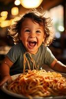 alegre criança pequena devorando espaguete às uma acolhedor italiano família restaurante foto