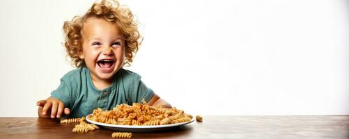 jovem criança alegremente comendo massa às italiano restaurante isolado em uma branco fundo foto
