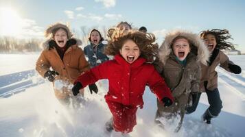 animado amigos jogando dentro a neve foto