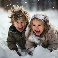 brincalhão irmãos tendo Diversão dentro a neve foto