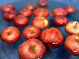 saboroso e saudável caldo de maçã vermelha foto