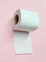 Close up de papel higiênico em rosa foto