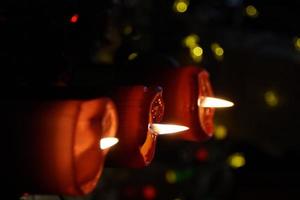 velas de natal e luz de velas. foto
