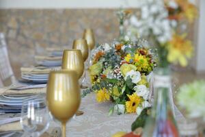 detalhes do uma refeições serviço do uma Casamento mesa conjunto acima foto