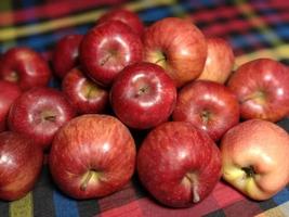 saboroso e saudável caldo de maçã vermelha foto