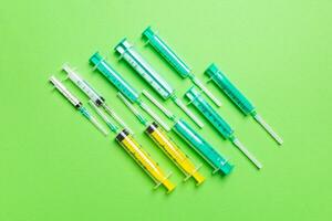 topo Visão do médico seringas com agulhas às verde fundo com cópia de espaço. injeção tratamento conceito foto